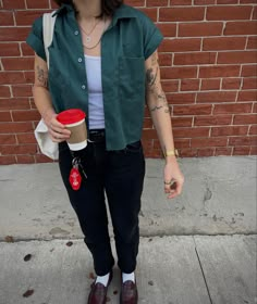 #fitcheck #falloutfitideas #masc #mascoutfitideas #outfitideas #wlw #lgbtq #tomboy #tomboystyle #mascwomenstyle # fall #outfits #ootd #workwear #mascstyleinspo #falloutfits2022 #androgynous #androgynousstyle #coffeeshopstyle Masc Looks For Women, Tomboyish Aesthetic, Masc Fall Fits, Lesbian Spring Fashion, Non Binary Graduation Outfit, Fem And Masc Outfit, Tall Masculine Woman, Femme Androgynous Style, Masc Lesbian Aesthetic Outfit