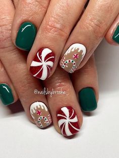 Christmas Nails Gingerbread House, Christmas Gel Nails 2023, Ginger Bread Man Nail Art, Gingerbread And Candy Cane Nails, Whimsical Christmas Nails, Candy Cane Toes Nails, Short Nails Art Winter, Ginger Bread Nails Design, Candy Christmas Nails