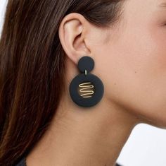 Circular earrings in black and golden brass, light, exclusive and modern design. These handmade earrings are a perfect combination of modern style and minimalist geometric design. With clean lines and symmetrical shapes, these earrings have a contemporary look that fits perfectly for any occasion. In addition, their lightweight makes them comfortable to wear all day long. These modern earrings will be an ideal addition to any occasion. These earrings are unique and one-of-a-kind. They are carefu Minimalist Black Drop Earrings, Minimalist Black Linear Drop Earrings, Trendy Black Geometric Earrings, Black Minimalist Metal Earrings, Modern Black Geometric Earrings, Symmetrical Shapes, Circular Earrings, Brass Light, Black Earrings