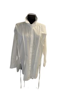 Women's shirt for multiple occasions. 100% cotton. Color white. Sizes M, L. Discover the elegance and creative elements of our exquisite women's blouse - a timeless fashion piece that perfectly combines style and comfort. Made from high-quality, breathable cotton. The blouse offers a luxurious feel that lasts all day long. The classic collar gives the shirt a sophisticated touch, while the carefully placed buttons create a chic and feminine look. Whether in the office or in your free time - this Modern White Long Sleeve Dress Shirt, Modern Blouse For Business, White Office Lady Tops For Work, Modern White Cotton Dress Shirt, Formal White Tops For Office Ladies, Formal White Tops For Office, Chic White Blouse For Business, Formal White Office Lady Top, Chic White Long Sleeve Dress Shirt