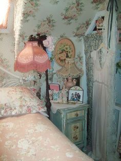 Grandmas House Bedroom, Grandma Bedroom Aesthetic, Grandma Aesthetic Room, Grandma Room, Grandma Aesthetic, Room 2023, Bedroom Inspo, House Inspo