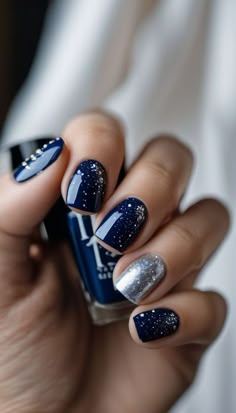 Dark Blue Nail Inspiration, Star Night Nails, Blue Nails With Silver Design, Dark Blue White Nails, Nails Dark Blue And White, Dark Blue Silver Nails, Silver And Navy Nails, Ravenclaw Nail Art, Nails Night Sky