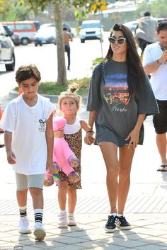 Kourtney And Penelope, Kourtney Kardashian And Penelope, Kardashian Style Casual, Kourtney Kardashian Scott Disick, Kourtney Pregnant Travis, Paris Tee, Chill Style