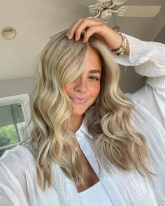 Balayage Hair Blonde With Brunette, Mid Length Lived In Blonde, Blonde Highlights With Face Framing, Blind Hair Color Ideas, Blind Balayage Hair, Warm Blonde Babylights, Ashy Blonde Hair Highlights, Honey Blonde Hair Short, Medium Length Blonde Haircut