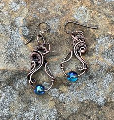 Hypoallergenic Swirling Copper and Blue Electroplated Quartz Earrings with Niobium Ear Wires. Wire Weave Earrings, Kreativne Ideje, Kelly Jones, Copper And Blue, Wire Ear Cuffs, Wired Jewelry, Jewelry Magic, Work Earrings, Wire Wrap Jewelry Designs