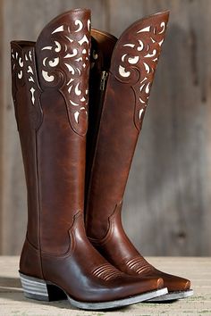 Whether you're dressing for the rodeo or the bistro, our Hacienda boots take you there in high Western style. An intricate underlay adorns the tall 15” shaft to make this full-grain leather boot a showstopper. And wherever you're headed, the ATS footbed  and rubber outsole deliver comfort and stabi Bota Country, Looks Country, Ariat Boots, Leather Boots Women, Cowgirl Style, Crazy Shoes, Girls Boots, Shoe Obsession, Cowgirl Boots