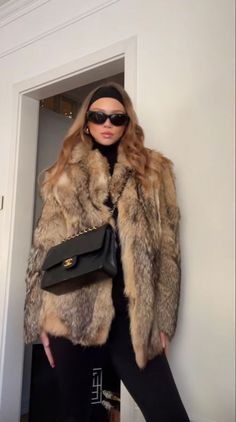 Faux Fur Coat Outfit, Mode Au Ski, Old Money Winter, Fur Coat Outfit, Skandinavian Fashion, Aesthetic Autumn, Chique Outfits, Coat Outfit, Cold Outfits