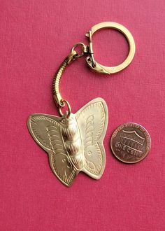 Vintage Brass Butterfly Keychain Aging Patina Boho Raw Brass Moth Metal Key Ring Bag Purse Ornament - Etsy Brass Keychain, Vintage Trinkets, Brass Butterfly, Vintage Keychain, Butterfly Keychain, Gold Keychain, Keychain Purse, Bag Decoration, What In My Bag