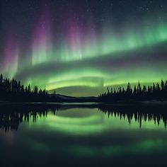 an aurora bore is reflected in the water