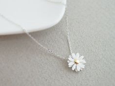 janesshopinetsy (Etsy) Flower Pendant Necklace, Cute Necklace, Everyday Jewelry, Pretty Jewellery, Flower Pendant, Daisy Flower, Bling Bling, Cute Jewelry