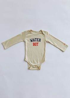 **Mini Wonder original design** The MVP of every team! The perfect long sleeve onesie for your mini's first game! Natural onesie with Water Boy screen print. long sleeves. 3 snap closure and lap necks for easy changing.100% organic cotton. Cream Long Sleeve Cotton Onesie, White Cotton Long Sleeve Bodysuit, Cream Long Sleeve Onesie For Playwear, Long Sleeve Onesie With Letter Print For Playtime, Cream Long Sleeve Onesie For Playtime, Casual Long Sleeve Onesie For Playwear, Casual Long Sleeve Cream Onesie, Long Sleeve Bodysuit For Playtime, Long Sleeve Cotton Bodysuit For Playwear