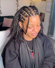 Cornrow Locs Styles, Loc Styles For Beginners, Loc Braided Hairstyles, Loc Styles Beads, Side Part Locs Styles, Retwist Locs Style Black Women Short, Loc Braided Styles, Fulani Locs Hairstyle, Back To School Loc Styles