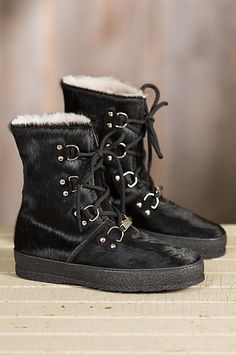 The warm, all-day comfort of sheepskin lining makes these boots exceptional, while the maximum bearing surface of the rubber outsole provides a trusted grip. Free shipping + returns. Fall Winter Shoes, Trending Womens Shoes, Shoe Wardrobe, Sheepskin Boots, Zermatt, All About Shoes, Pretty Shoes, Trendy Shoes, Winter Shoes