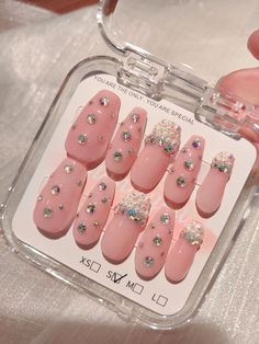 À propos de cet article Bonjour, bienvenue dans ma boutique ! Tous les presses à ongles de mon magasin sont peints à la main par nos soins, toutes les photos sont prises par nos soins et montrent de vrais produits. (Les couleurs réelles peuvent varier légèrement en raison des sources d'éclairage photographiques et des différences d'affichage à l'écran.) Nous n'utilisons que des matériaux de bonne qualité, c'est pourquoi nos presses à ongles sont sûres, raffinées et durables. Dimensions Veuillez mesurer votre ongle et trouver la taille dans notre guide en images. Nous pouvons tout à fait faire des tailles personnalisées selon votre demande, aidez-nous simplement à ajouter la taille de vos ongles en mm ou le nombre de vos pointes d'ongles, nous traiterons en conséquence sans frais supplément Bling Pink Nails, Pink Nails Long, Gel Fake Nails, Long Coffin Nails, Pink Gel, Coffin Nails Long, Nails Pink, Nails Long, Nail Sizes