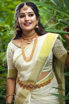 Hairstyle For Kerala Saree Look, Simple Bridal Look Kerala Hindu, Hairstyle For Kerala Bride, Kerala Traditional Hairstyles, Simple Hindu Bride Kerala, Kerala Hindu Wedding Hairstyles Brides, Kerala Bride Photoshoot, Kerala Saree Hairstyles Simple, Kerala Sari Blouse Designs