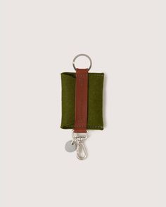 Sleek and practical, the Merino Wool Felt Card Key Fob keeps keys organized and ready to go. Its slim shape and smooth Merino wool feel are ideal for pockets or purses, blending durability with minimalist design.

  

 Benefits of Merino Wool 

  
 * Sustainable, biodegradable, and renewable 
 * Odor, stain, heat, and dirt-resistant 
 * Oeko-Tex® Certified 
 * See all the benefits (https://graf-lantz.com/pages/merino-wool-felt) of our Merino wool 
 * How to clean and care (https://graf-lantz.com