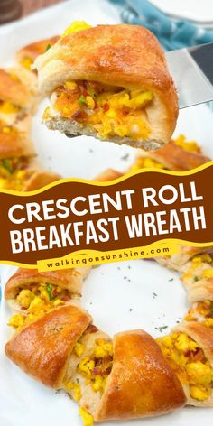 Learn how to make this easy breakfast wreath for your Easter brunch recipes! This best crescent roll wreath recipe is made with refrigerator crescent rolls, scrambled eggs, bacon, and green onions. A must-try! Cresent Roll Breakfast, Breakfast Crescent Ring, Breakfast Wreath, Breakfast Crescent, Box Sandwich, Crescent Breakfast, Crescent Roll Breakfast Recipes, Cheesy Breakfast