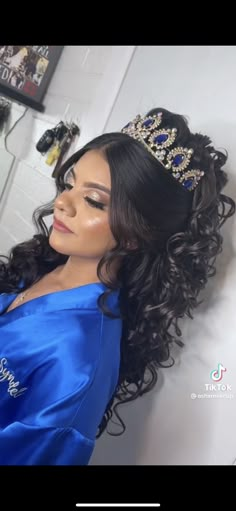 15 Makeup Looks Royal Blue, Quiencera Hairstyles Short Hair, 15 Updos Hairstyle Ideas, Long Quince Hairstyles, Royal Blue Quinceanera Hairstyles, Half Up Half Down 15 Hairstyles, Navy Quince Makeup, Quince Hair Looks, Quince Straight Hairstyles