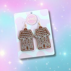 🛒💸 BUY ANY 3 ITMS AND SAVE! Use code: SAVE10 at checkout 💸🛒  💖✨ Gingerbread House Dangles! ✨💖 Get ready to kick off the Christmas season with a new set of our ADORABLE Christmassy earrings! Each pair are lovingly made by hand in our Melbourne studio and are incredibly lightweight so you can look fabulous without your ears suffering 💖 Made using top quality pearlescent acrylic - engraving and then dyed by hand to give that adorable icing finish! Feel free to follow us on IG @AMDMelbourne t Christmas Felt Earrings, Acrylic Christmas Earrings, Acrylic Engraving, Shrinky Dink Earrings, Gingerbread House Christmas, Felted Earrings, Gingerbread Party, Angel Earrings, Holiday Earrings