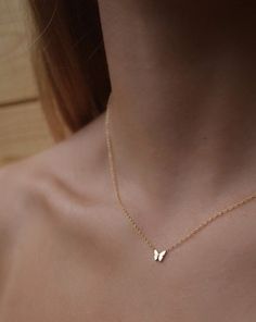 Simple Necklace Designs Gold, Women's Style Tips, Minimalist Accessories Jewellery, Dainty Butterfly Necklace, Simplistic Jewelry, Mum Necklace, L Necklace, Dainty Butterfly