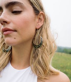 Las pantallas de media luna Nisha presentan una técnica de fabricación de joyas de damasco que les da un efecto de tono dorado sobre negro. ¡Estos llamativas pantallas seguramente recibirán comentarios y cumplidos a quien los use! The Nisha Crescent Moon Hoop Earrings feature a damascene jewelry making technique which gives them the gold tone on black effect. These statement earrings are sure to get the wearer comments and compliments! Dimensions: 3"L, 1.75"WMaterials: brass (does not contain le Damascene Jewelry, Black Effect, Hammered Brass, To Get, Jewelry Cleaner, Shiny Silver, The Gold, Crescent Moon, Gold Black