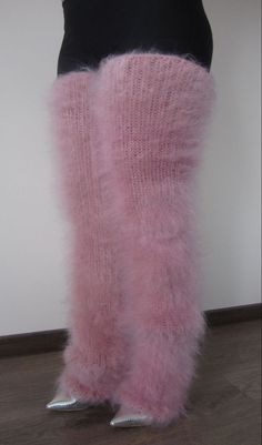 pink fuzzy leg warmers baddie leg warmers mohair leg warmers fuzzy leg warmers Fashion Diary, College Fits, Funky Jewelry, Mode Inspo, Mode Vintage, Mode Inspiration, Looks Style, Lookbook Outfits, Crochet Fashion