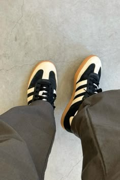 Aesthetic Male Outfits, Samba Outfit, Shoes Outfit Fashion, Shoe Wishlist, Sneaker Lovers, Swag Shoes, Outfit Inspo Fall, Pretty Shoes, Adidas Samba