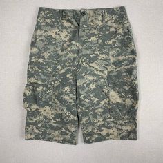 Vintage Canadian Digi Digital Camouflage Baggy Cargo Shorts - 36 - 90s Great condition, no wear or flaws. Turned into shorts from pants, legs have been hemmed into shorts. Button fly. Measurements  Waist: 36 Inseam: 15 Length: 26 Rise: 12 Thigh: 14 Leg opening: 10.5 All measurements taken laid flat. All items are second hand so there may be minor imperfections. Any major/noticeable flaws will be noted and pictured. Baggy Cargo Shorts, Digital Camouflage, Short Cargo, Shorts Cargo, Cargo Shorts, Short Outfits, Camouflage, Mens Shorts, Favorite Outfit