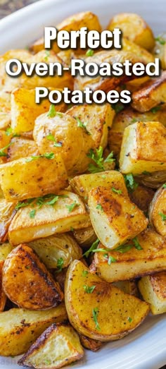 Perfect roasted potatoes are melting and buttery in the middle and irresistibly crisp on the outside. This easy recipe for oven-roasted potatoes never fails to wow at dinnertime, or at the holiday table! It's a simple and flavorful side dish that the whole family loves. Oven Roasted Potatoes Easy, Oven Roasted Potatoes, Roasted Potato Recipes, Roasted Vegetable Recipes, Think Food, Idee Pasto Sano