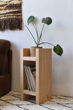 Joey Planter Easy Wooden Furniture, Timber Ideas Diy Projects, Book Decor On Table, Woodworking Easy Projects, Simple Furniture Diy, Eco Furniture Design, Wooden Ideas Home Decor, Easy Wood Builds, Cool Wooden Furniture