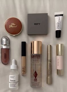 #septemberreset24 Luxury Makeup Must Haves, Minimalist Makeup Collection Aesthetic, Luxury Makeup Products Aesthetic, Glamour Makeup Looks, Dream Makeup, Beauty Party, Insta Inspiration, Bag Aesthetic, Glamour Makeup