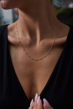 Add some texture to your day-to-night necklace stacks with this dainty Italian Bead Chain Satellite Necklace. Designed in a 925 recycled sterling silver metal, it divinely showcases a linking chain with minimal beads, forming a satellite station that looks charismatic whenever you style it. It has an 18-inch adjustable chain, making it perfect for layering fashionista style. It has a lobster claw lock for a secure and comfortable put-on and take-off experience. This satellite necklace comes in g London Free, Stylish Necklace, Sterling Silver Jewellery, Ball Necklace, Bead Chain, Recycled Sterling Silver, Rose Gold Necklace, Handmade Jewellery, Silver Jewellery