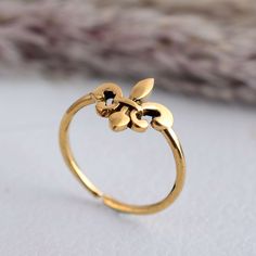 Handmade design Brass Ring, vintage ring, 14K Gold Ring, gifts for her, statement ring, wedding ring, boho ring, mom gifts, flower ring Welcome to My shop! We provide the Excellent quality Jewelry to our Customers. Customer satisfaction is our first priority. All sizes are available for any query contact us. Handmade Items PRODUCT              :-   Flower Ring Material                 :-    Brass or sterling Silver 925    We have Brass rings in all size for both men and women. We always use precious and semi precious gemstone for making jewelry.If you have any design in your mind so please let us know we will try our best to made it( For customization Making charges will apply). we give fast delivery service . If you have any questions or problem please contact us :- ♥Thank you for Visitin Ring Flower, 2 Rings, Shipping Services, Unique Ring, Boho Ring, Brass Ring, Surprise Gift, Mom Gifts, Shipping Company