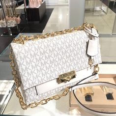 White Michael Kors Purse, Michael Kors White Shoulder Bag With Chain Strap, Michele Kors Bags, Cute Purses For Women, Cute Shoulder Bags, Michael Kors Handbags Crossbody, Sac Michael Kors, Bag Logo, Luxury Bags Collection