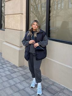 Casual Outfits Midsize Winter, Autumn 2023 Midsize Fashion, Plus Size Fall Mom Outfits, Autumn Winter Outfits Plus Size, Plus Rainy Day Outfit, Curvy Cozy Outfit, Winter Athleisure Outfits Midsize, Puffer Vest Outfit Midsize, Amsterdam Outfit Plus Size