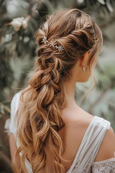 These wedding hairstyles highlight the beauty of luscious curls, ensuring you look breathtaking on your special day. Click here for curly hair ideas. Curly Hairdos, Curly Bridal Hair, Glamorous Wedding Hair, Chic Wedding Style, Natural Wedding Hairstyles, Lush Wedding, Classic Wedding Hair, Low Chignon