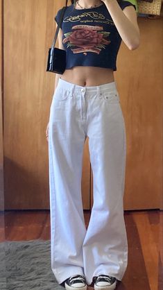 White Jeans Aesthetic, White Jeans Y2k, White Jeans Outfit Aesthetic, Grunge Outfit Ideas, Ed Hardy Outfit, Y2k 90s Fashion, Outfits Retro, Grunge Outfit, Desi Fashion Casual