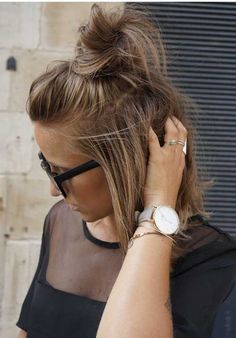 Cute Hair Bun for Short Hair Short Hair Bun, Penteado Cabelo Curto, Hair Maintenance, Hair Envy, Short Haircuts, Great Hair, Hair Hairstyles, Hair Skin, Hair Day