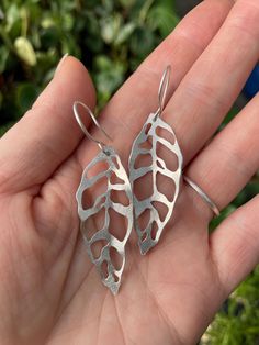 "If you can't have the real thing... These earrings are super lightweight and easy to wear. They are hand cut from 22- 24 gauge sheet silver with a jeweler's saw. Ear wires are made with 20 gauge silver wire and are soldered around the \"leaf\". Earrings are 100% sterling silver and 100% handmade by me. These require no light, water or fertilizer. I have two sizes and two finishes for you to choose from. The \"shiny\" finish is bare silver with a light sheen (not too shiny). The \"oxidized\" fin Pierced Metal Jewelry, Silver Jewelry Ideas, Sheet Metal Jewelry, Metal Earrings Handmade, Metal Jewelry Handmade, Wax Jewelry, Monstera Obliqua, Leaf Earrings Silver, Handmade Silver Earrings