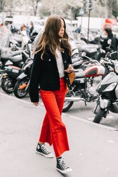 red pants Elegante Y Chic, Look Retro, Jack Johnson, Converse White, Paris Fashion Week Street Style, Transition Outfits, Looks Street Style, Layering Outfits