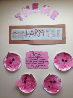 pink paper plates with pig's on them and the word farm written above it