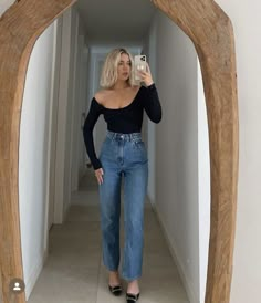 Chic Autumn Outfits, Fall Outfit Trends, Straight Jeans Outfit, Denim Jeans Outfit, Elegant Classy Outfits, Blue Mom Jeans, Blue Jean Outfits, Mom Jeans Outfit