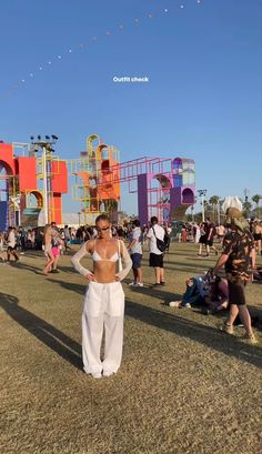 Osheaga Outfit 2023, White Pants Festival Outfit, Coachella Inspo 2023, Parachute Pants Outfit Festival, Creamfields Festival Outfit, Festival Pants Outfit