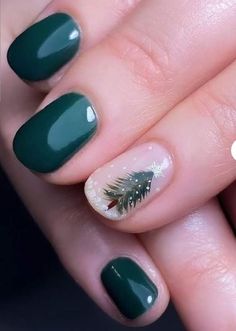 Santas Belt Nail Art, Boho Christmas Nail Ideas, Nordic Christmas Nails, Forest Green Nails Christmas, Christmas Nail Designs Green And Gold, Green Christmas Manicure, Winter Nail Color Ideas 2024, Emerald Green Winter Nails, Short Nail Designs Winter Holidays