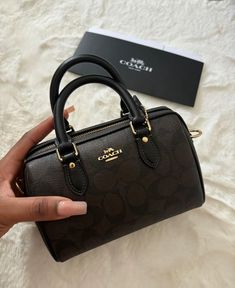 Classy Purses, Luxury Bags Collection, Handbag Essentials, Girly Bags, Shoe Bags, Fancy Bags, Girly Accessories, Pretty Bags, Cute Purses