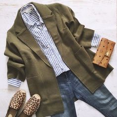 Moda Over 50, Style Casual Chic, Mode Hippie, 60 Fashion, Green Blazer, Mode Casual, Casual Work Outfits, Fashion Over 50, Mode Inspiration