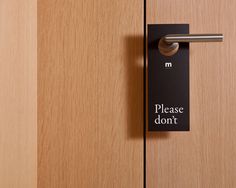 a close up of a door handle with a sign on it that says please don't