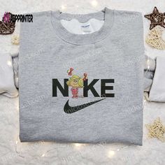 Introducing the Cindy Lou Who x Nike Embroidered Shirt, a perfect blend of holiday cheer and sporty style. This limited Nike Cartoon, Stitch Merchandise, Lilo And Stitch Merchandise, Embroidery Shirts, Walt Disney Characters, The Bat Man, Tom Cat, Bf Gifts, Cindy Lou