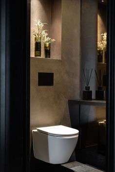 Kijk dit! Een toilet in industriële stijl. Afgewerkt met grijze betonlook tegels op de wand. De zwarte accenten zoals de wc knop en het kastje maakt het helemaal af. Guest Toilet Luxury, Luxury Toilet Design, Small Toilet Design, Small Downstairs Toilet, Luxury Toilet