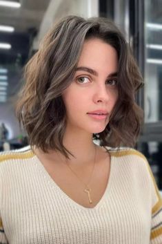 Low Maintenance Short Haircut, Rambut Brunette, Layered Bob Haircuts, Thick Wavy Hair, Corte Bob